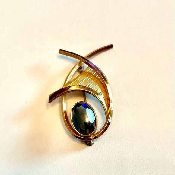 Vintage Brushed Gold Toned Brooch with Hematite Stone - Picture 3 of 5